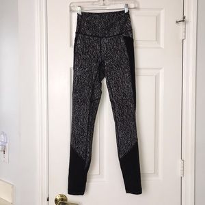 Lululemon Black & White mesh full length w pockets